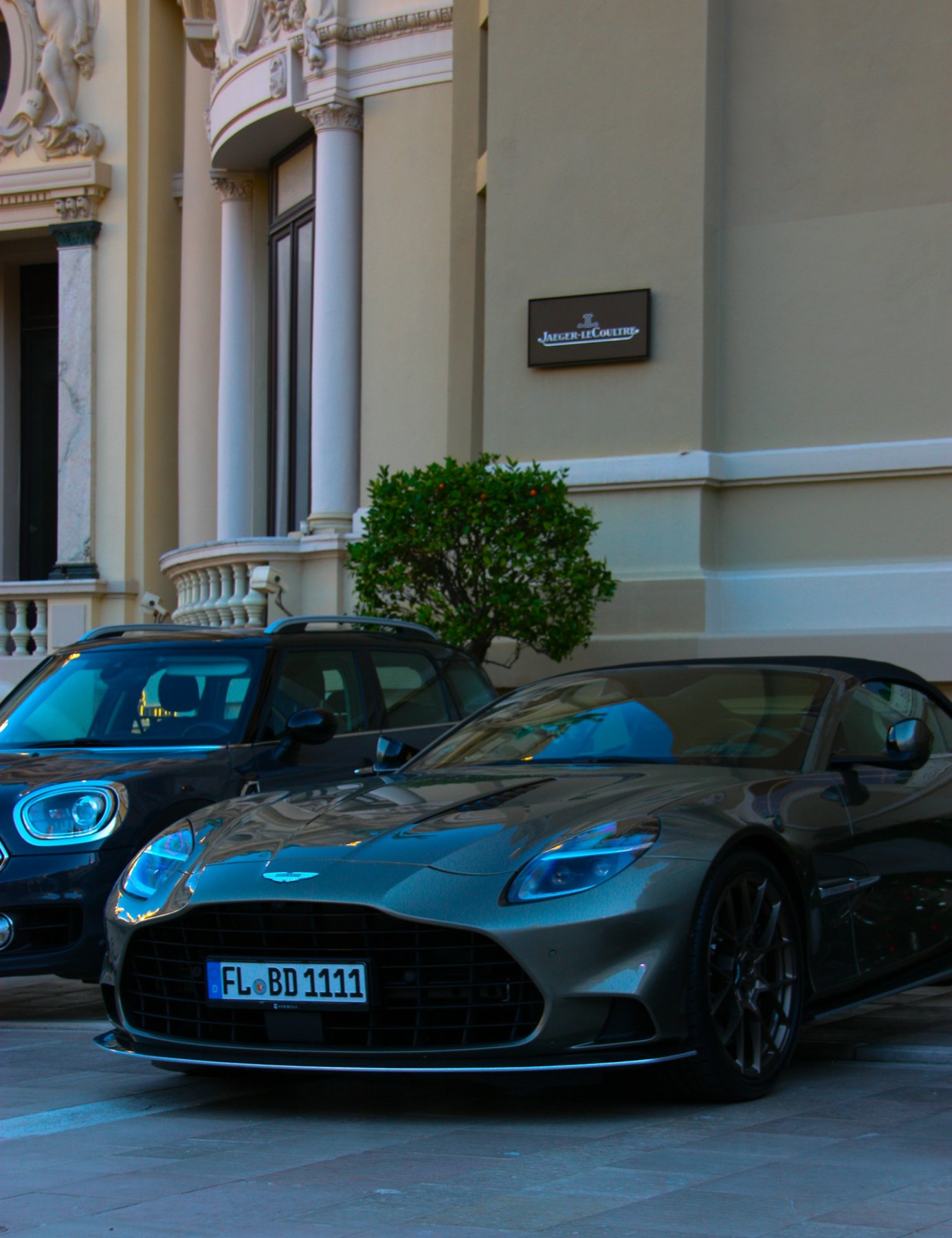 Aston Martin devant une façade à Monaco — photographie d’illustration