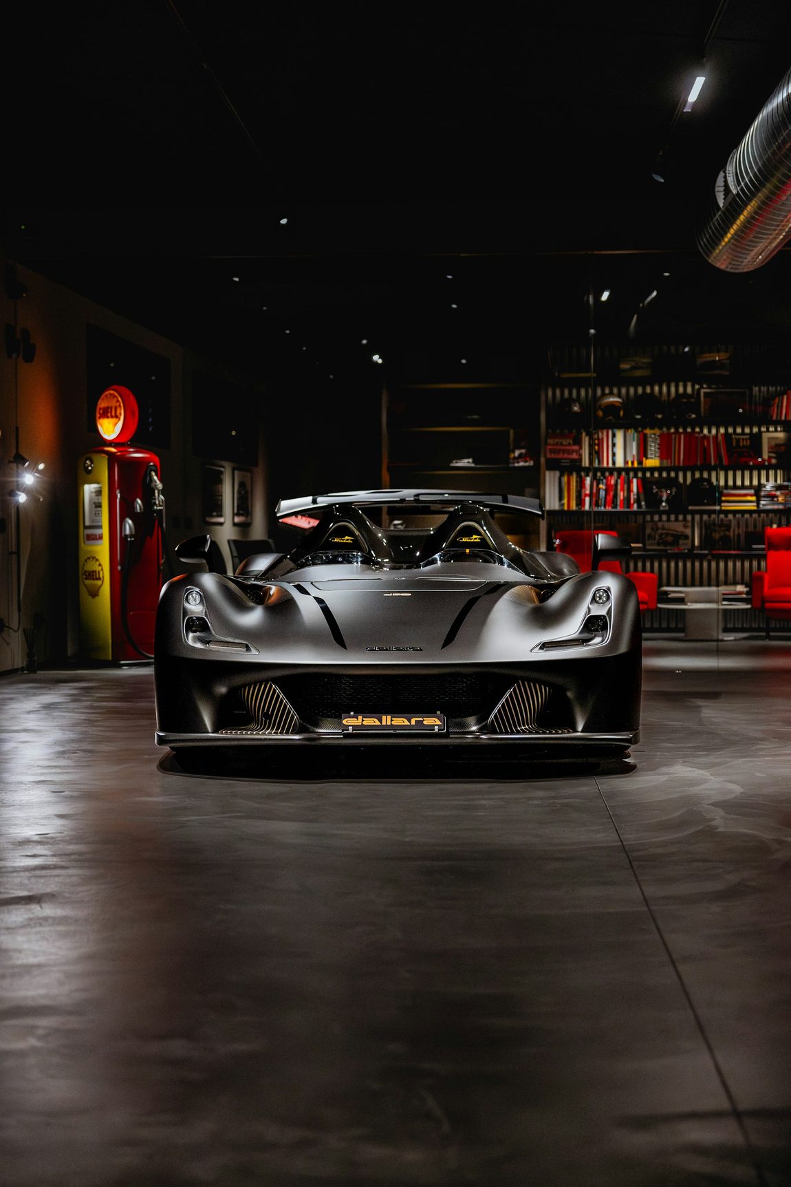 Voiture de sport dans un showroom de prestige