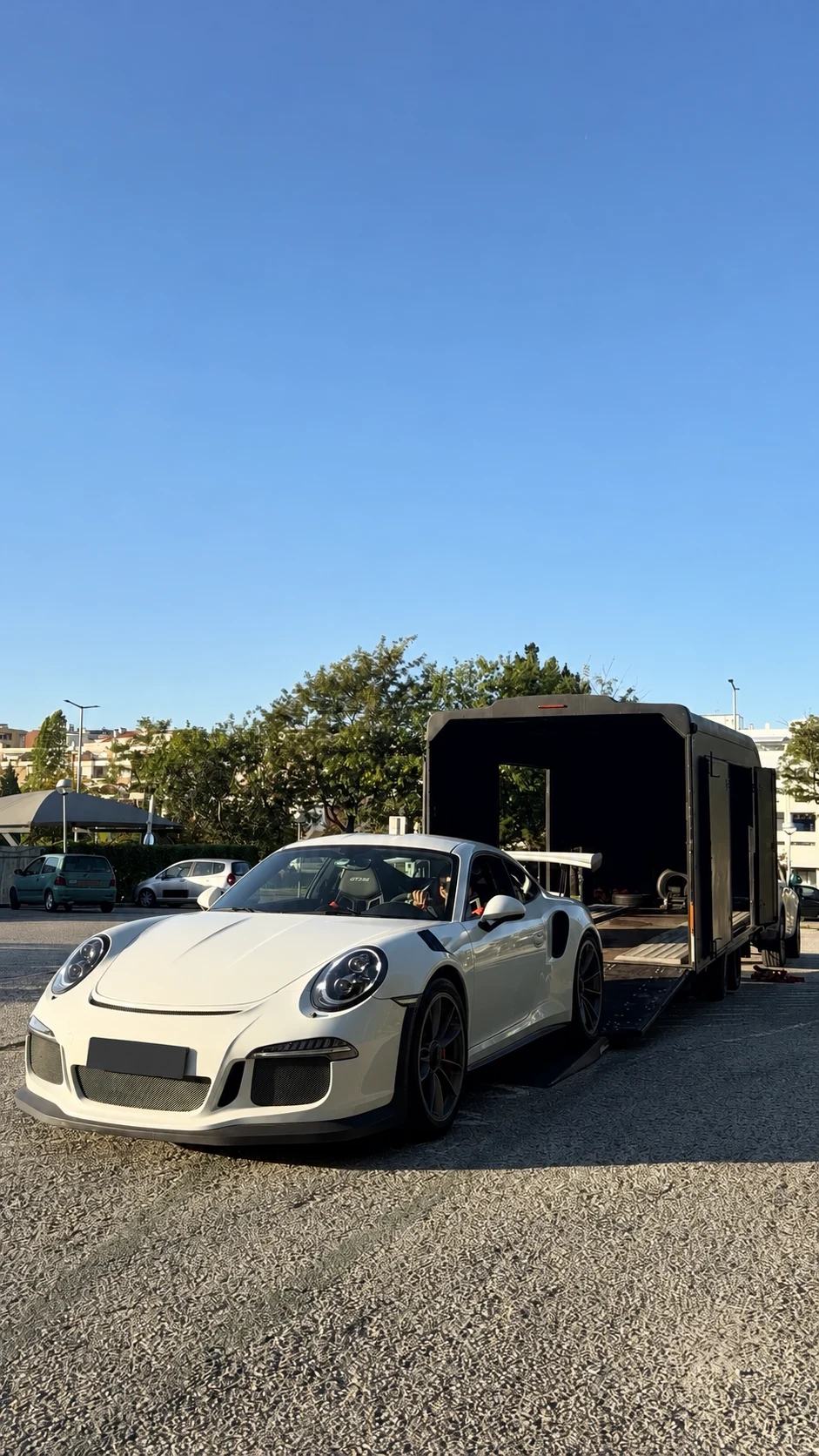 Porsche blanche et remorque fermée — transport HP Trading