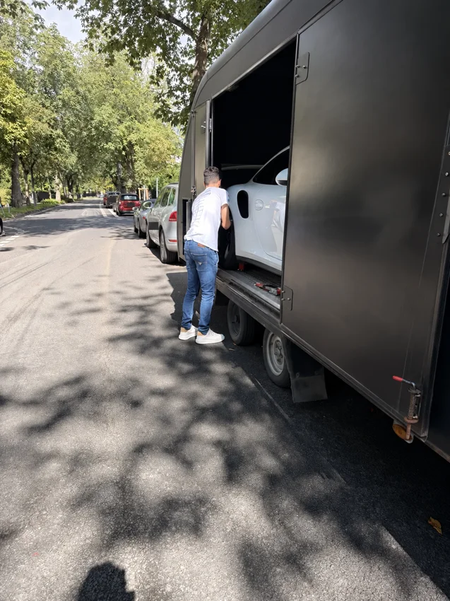 Chargement d’une voiture dans la remorque fermée