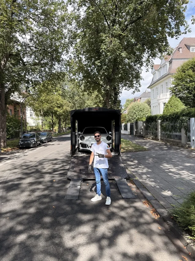 Une personne à côté de la remorque de transport