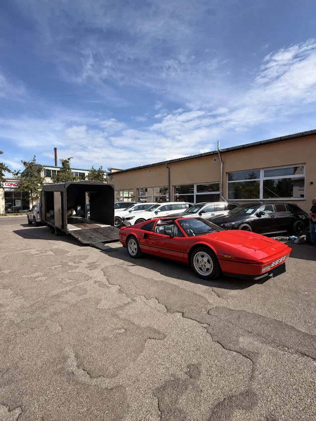 Ferrari rouge devant la remorque de transport