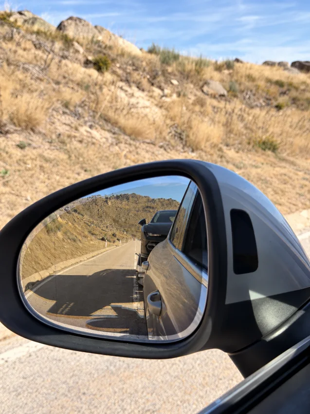 Vue dans le rétroviseur pendant un transport automobile