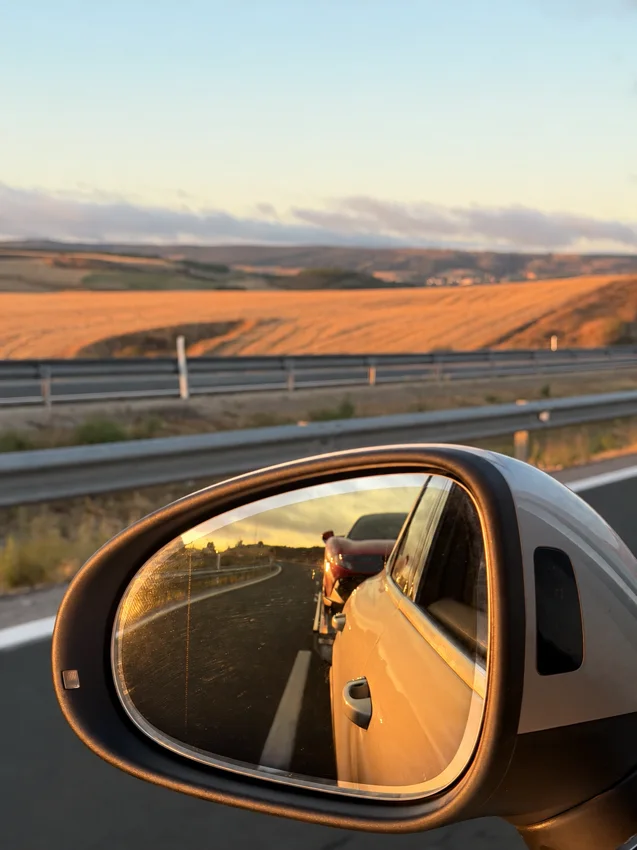 Voiture transportée, vue dans le rétroviseur au soleil couchant