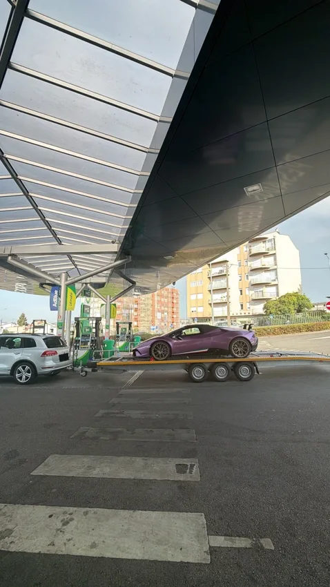 Lamborghini violette sur une remorque lors d’une pause en station-service